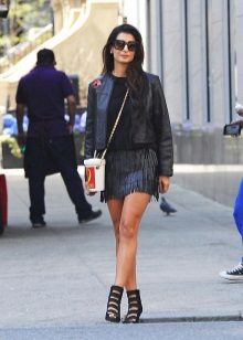 Black leather skirt na may palawit