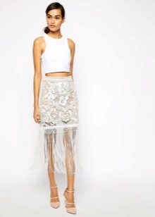 White skirt na may palawit