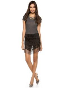 Mini black skirt na may palawit