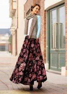 Long skirt sun in the floor with a floral print