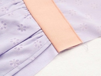 Dressing up frills sa damit - hakbang 6