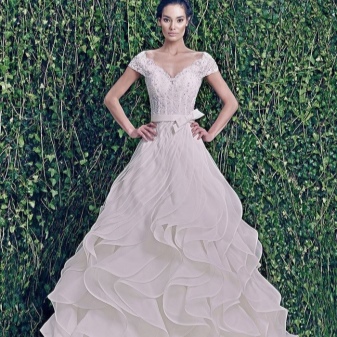 Váy cưới có rèm từ ZUHAIR MURAD