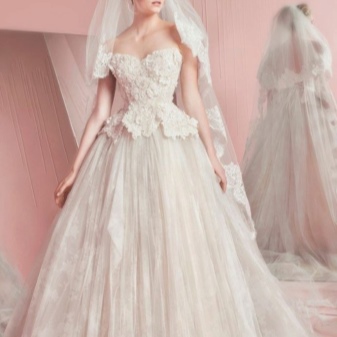 Váy cưới với ren hàng đầu từ ZUHAIR MURAD