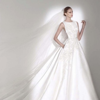 Váy cưới satin cổ chữ A