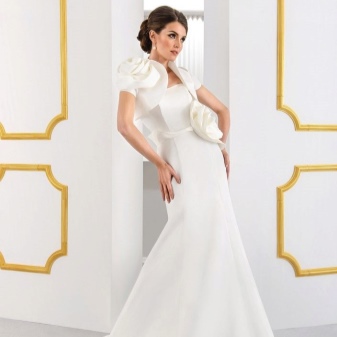 Váy cưới với bolero