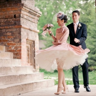 Damit sa estilo ng estilo na may puting petticoat