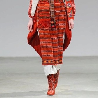  sundress รัสเซียร่วมกับรองเท้าบู๊ต