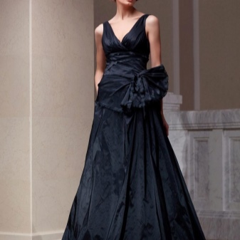 váy đen từ taffeta xuống sàn
