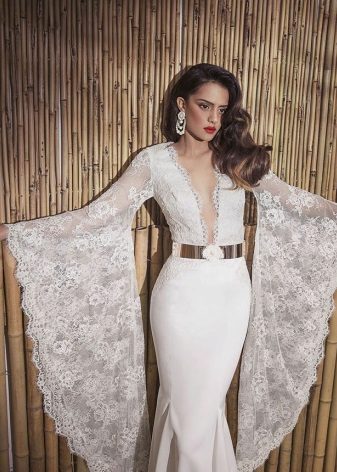 Váy cưới gợi cảm với tay áo và đường viền cổ áo
