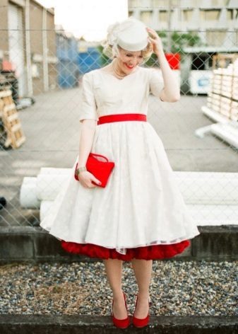 อุปกรณ์เสริมในโทนของเข็มขัดสีแดงของชุดแต่งงาน