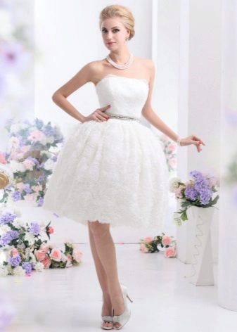 Váy cưới ngắn rất lộng lẫy