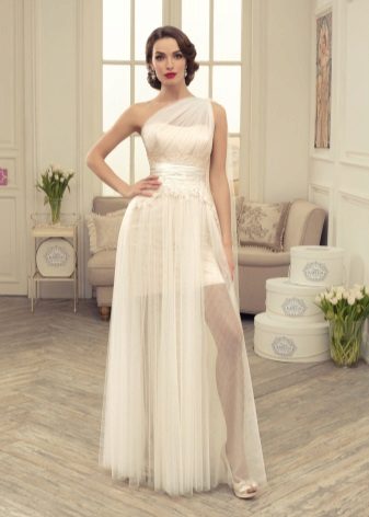 Váy cưới bất đối xứng