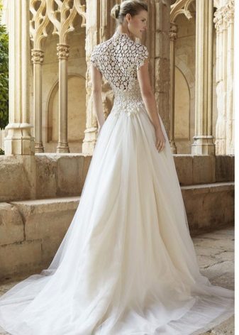 Wedding dress closed with open back