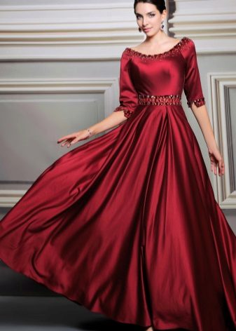 Jewelery for burgundy evening dress