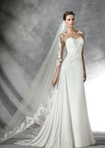 ชุดแต่งงานพร้อมรัดตัวลูกไม้โดย Pronovias