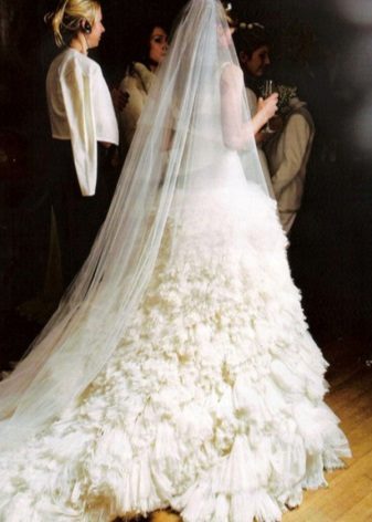 ชุดแต่งงานโดย Elizabeth Hurley จาก Versace
