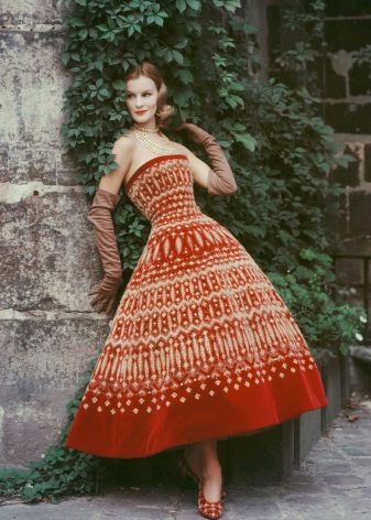 Váy nhung dài đến mắt cá chân