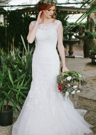 Váy cưới trắng cho cô gái tóc đỏ