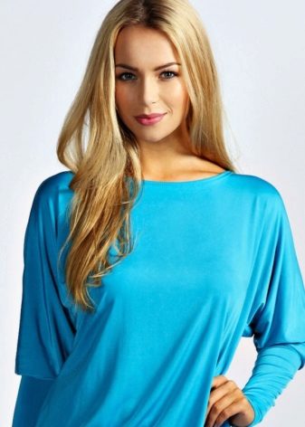Makeup blonde under a blue dress