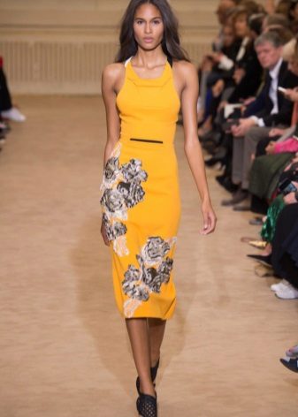 Dilaw na damit na may floral print