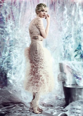Bộ váy từ ngọc trai và lông vũ của nữ anh hùng Daisy từ bộ phim The Great Gatsby