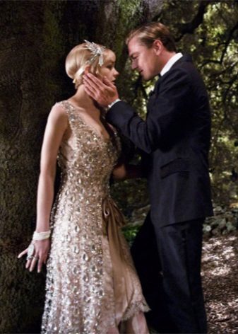Nữ anh hùng ăn mặc Daisy từ bộ phim The Great Gatsby