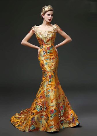Trang phục màu vàng theo phong cách phương Đông với bản vẽ quốc gia