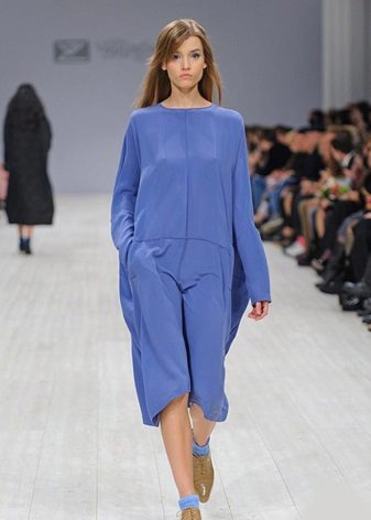 Silk dress na may mahabang sleeves