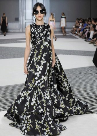 A-silhouette dress to the floor is colorful