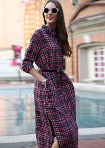 Đầm sơ mi kẻ sọc dài vừa phải với những đường xẻ bên
