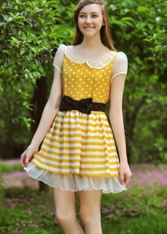 Đầm chấm bi màu vàng với đai đen