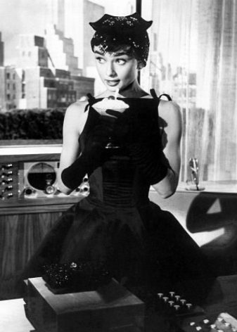 Váy đen chữ A của Audrey Hepburn
