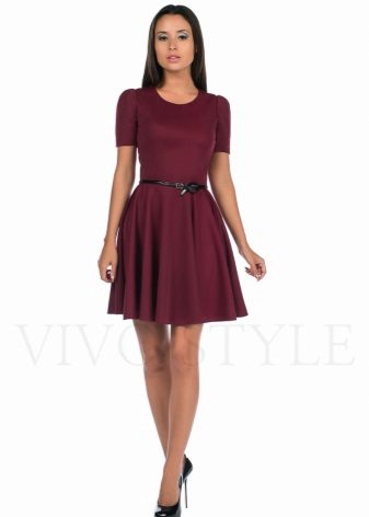 Váy ngắn màu đỏ tía với váy chống nắng