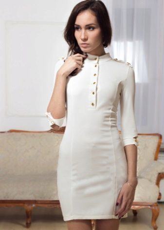 White dress sa estilo ng militar