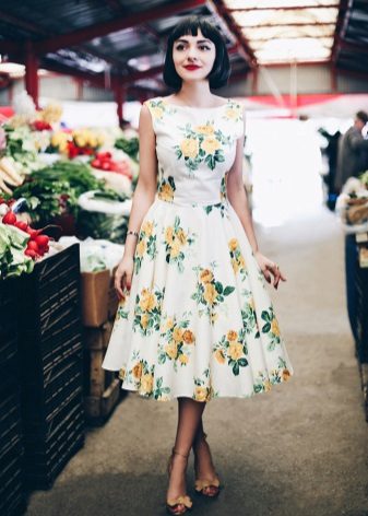 Mag-print ng bulaklak sa isang damit na may malambot na palda sa estilo ng 60s
