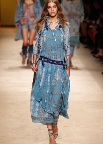 Ăn mặc theo phong cách midi boho-classic