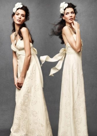 Váy lanh boho trên sàn nhà