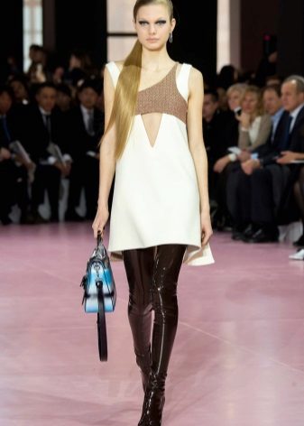 กระเป๋าสำหรับชุดเดรสสั้น