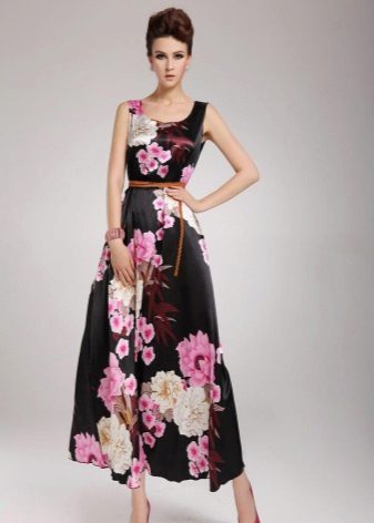 áo dài làm bằng satin với hoa