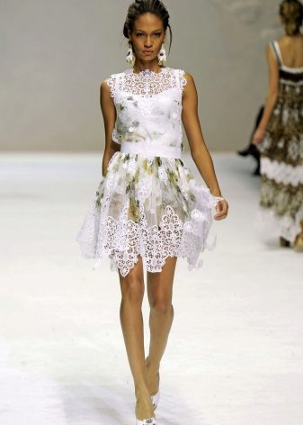 ต่างหูเป็นชุดลูกไม้สีขาว