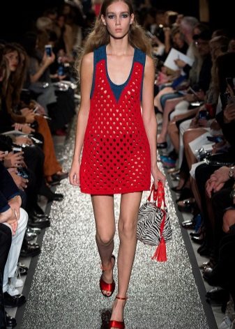 Bag with a print to a red sheath dress