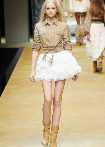 White malambot miniskirt na may frill