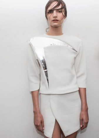 Asymmetrical skirt at minimum na accessories