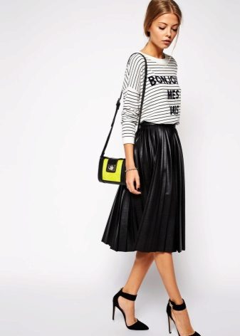 Skirt sun at sweatshirt na may inskripsyon