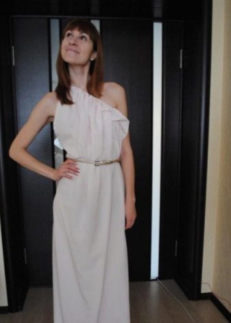 Front view ng isang damit ng tag-araw sa tag-init