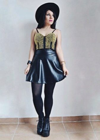 Leather skirt na may sun hat at tank top at high wedge boots