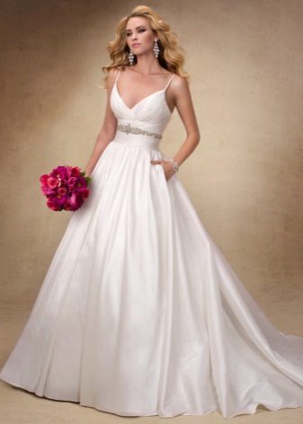 váy cưới taffeta lãng mạn