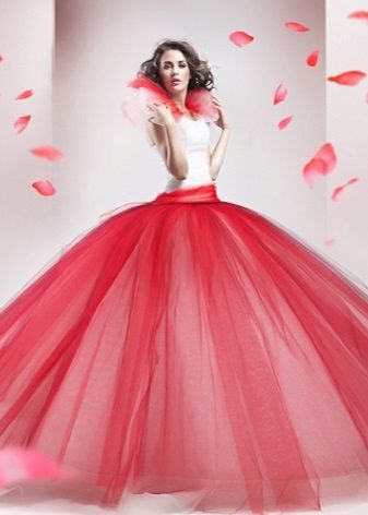 váy fluffy với một chiếc váy taffeta màu hồng