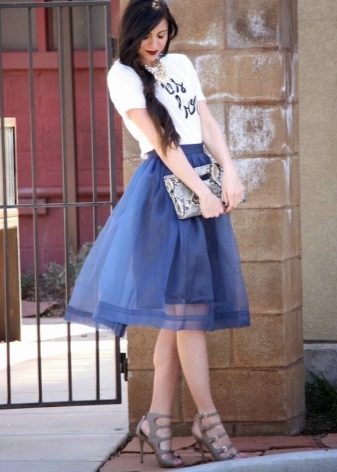Ang organza skirt kasama ang isang T-shirt