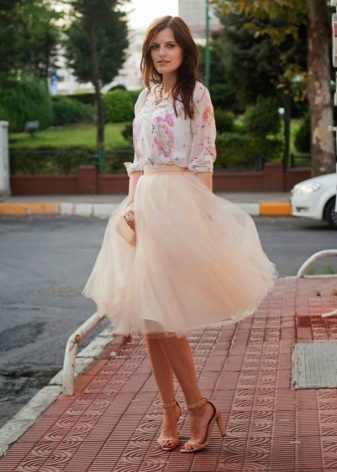 Summer skirt sa ibaba ng tuhod ng tulle